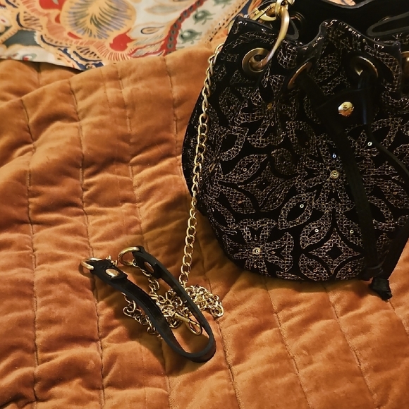 Elegant Black and Gold Women's Bag - Picture 12 of 16